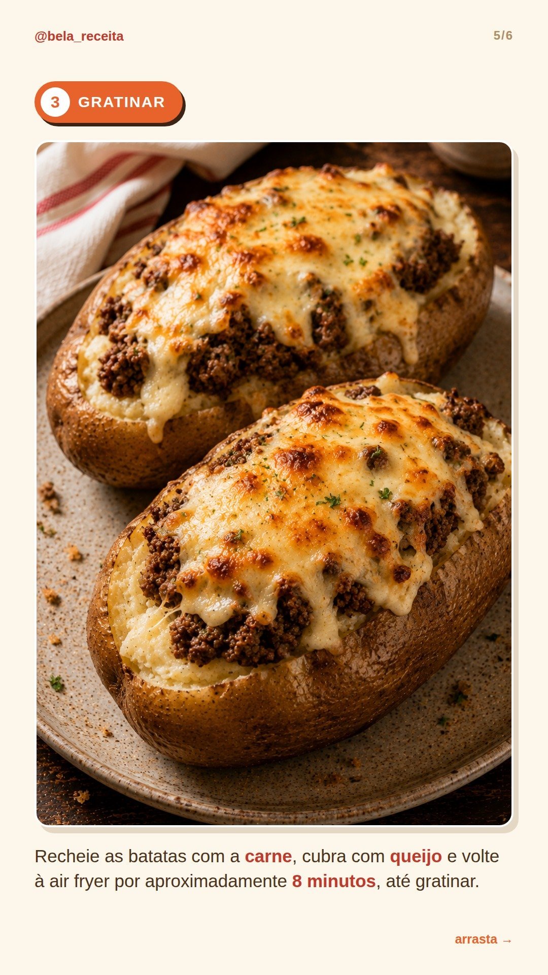 Batata recheada com carne moída feita na air fryer: por fora crocante, por dentro cremosa e gratinada.